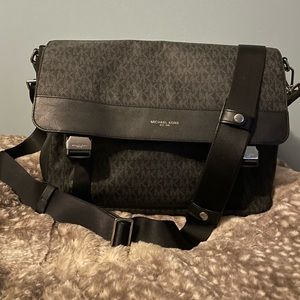 Michael Kors Greyson Logo messenger bag